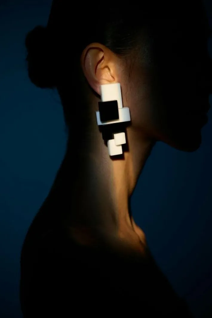 Monies Elio earring: black/white acrylic