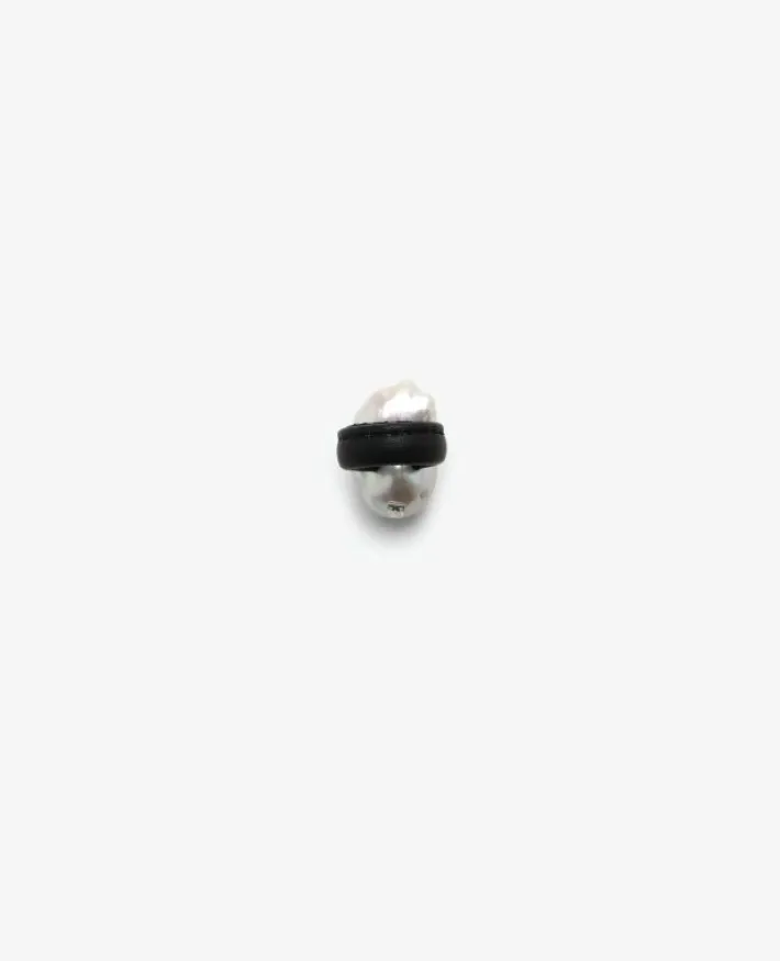 Monies Lune ring: baroque pearl, leather