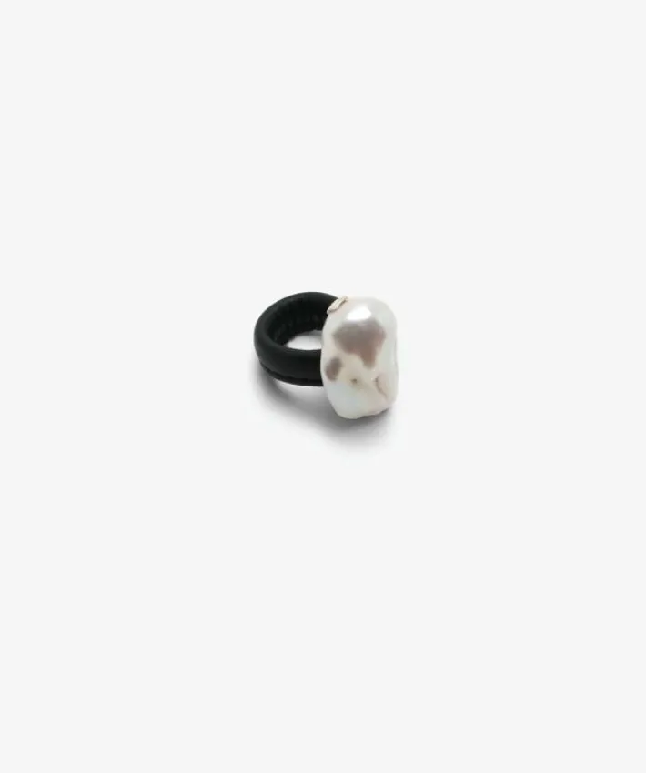 Monies Lune ring: baroque pearl, leather